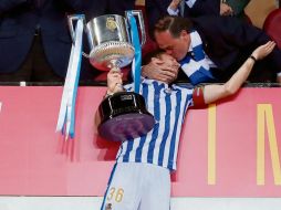 GLORIA. Asier Illarramedi, además de tomar la copa, recibió el afecto de su presidente Jokin Aperribay. ESPECIAL/RFEF