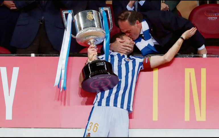 GLORIA. Asier Illarramedi, además de tomar la copa, recibió el afecto de su presidente Jokin Aperribay. ESPECIAL/RFEF