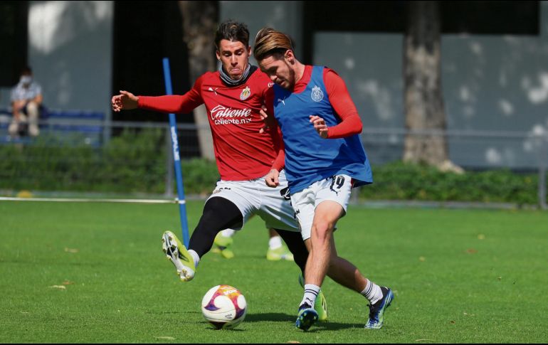 JESÚS ANGULO Y CRISTIAN CALDERÓN. El primero va de inicio, mientras “Chicote” sale a la banca. CORTESÍA/@CHIVAS