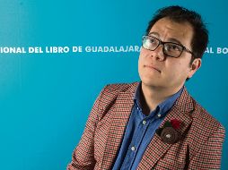 INGENIOSO. Cuando presentó su libro hace un año, el escritor tuvo un panorama difícil por la pandemia, fue entonces que que echó mano de su creatividad para narrar y tomar el pulso de su impacto en las redes sociales. CORTESÍA/FIL