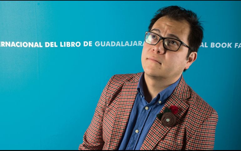 INGENIOSO. Cuando presentó su libro hace un año, el escritor tuvo un panorama difícil por la pandemia, fue entonces que que echó mano de su creatividad para narrar y tomar el pulso de su impacto en las redes sociales. CORTESÍA/FIL