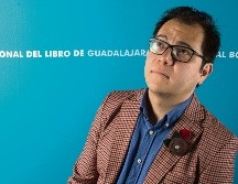 INGENIOSO. Cuando presentó su libro hace un año, el escritor tuvo un panorama difícil por la pandemia, fue entonces que que echó mano de su creatividad para narrar y tomar el pulso de su impacto en las redes sociales. CORTESÍA/FIL