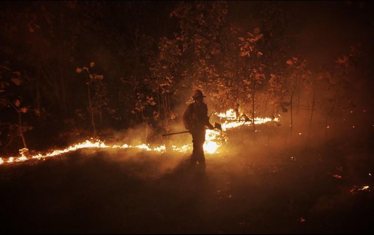 Bomberos combaten el fuego en el paraje Las Canoas, que inició desde el pasado jueves. ESPECIAL / Semadet