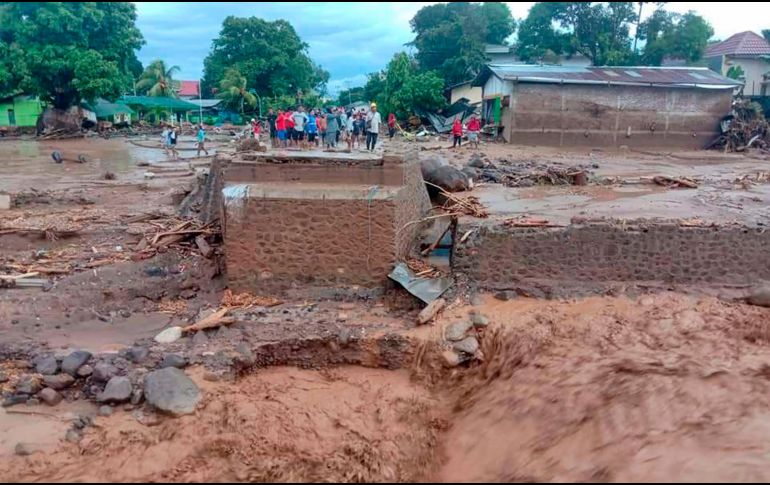 Indonesia ha sufrido mil 030 desastres naturales en 2021, incluyendo terremotos, inundaciones, aludes de tierra, incendios y tornados. AP / O. Adonara