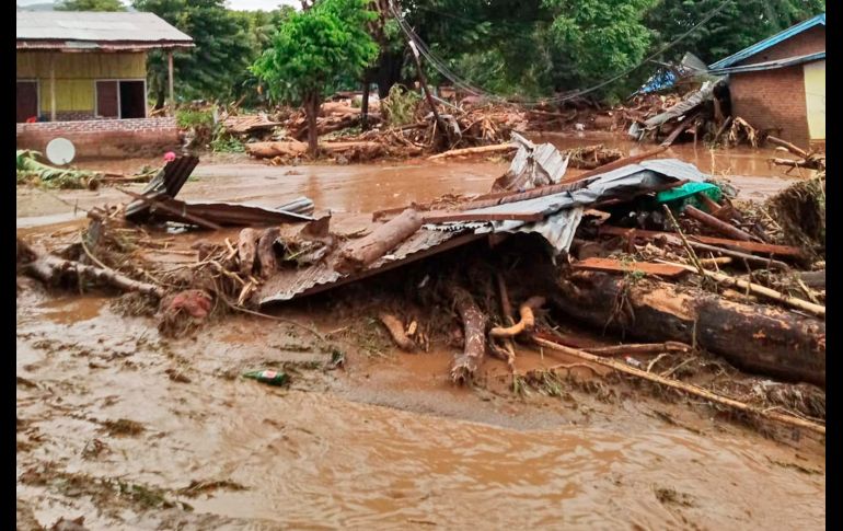 Las riadas anegaron parcialmente nueve mil 245 viviendas y dañaron cuatro puentes. AP / O. Adonara