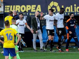 Los jugadores del Valencia se retiraron del campo del Ramón de Carranza pasada la media hora de su partido contra el Cádiz. EFE / R. Ríos