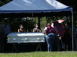 El féretro con el cuerpo de Victoria llegó la mañana del sábado a El Salvador en un vuelo acompañado por su madre, Rosibel Arriaza, y sus dos hijas menores de edad. EFE / R. Sura