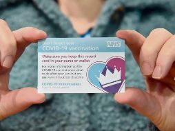 DOCUMENTO. La isla ya ha dado a sus ciudadanos una cartilla a quienes ya se vacunaron. EFE