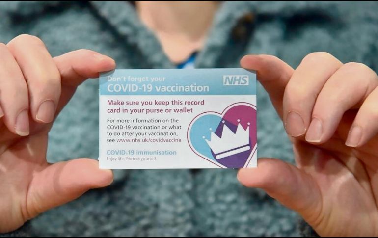 DOCUMENTO. La isla ya ha dado a sus ciudadanos una cartilla a quienes ya se vacunaron. EFE