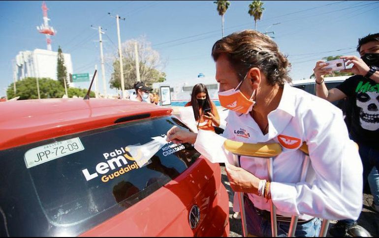 CALCAS. El candidato a gobernar Guadalajara realizó algunas pegas junto a cientos de simpatizantes de MC. ESPECIAL
