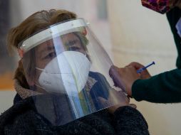 La vacuna del laboratorio AstraZeneca se destinará para inmunizar a personas mayores de 60 años a partir de mañana. AFP/ARCHIVO