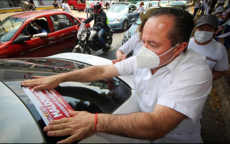 Maldonado también encabezó una pega de calcas. ESPECIAL