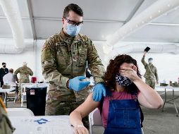 INOCULACIÓN. Desde ayer, residentes de Florida de cualquier edad pueden acceder a la vacuna. AP