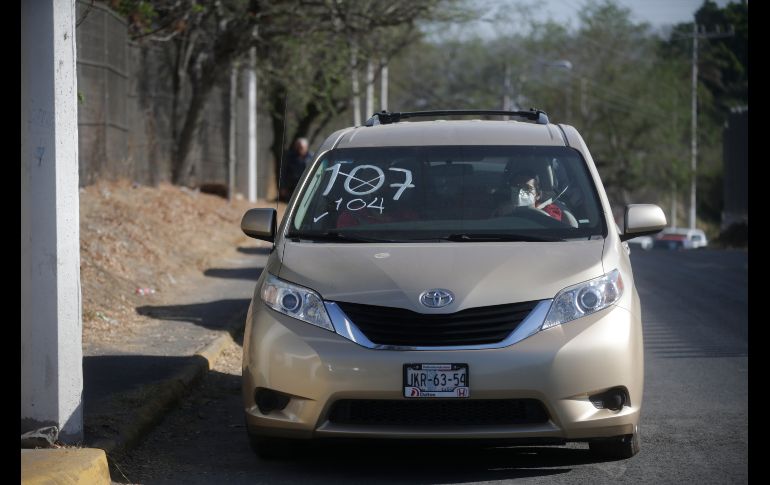 Vehículos formados para la aplicación de la vacuna vía Drive Thru, en el Centro Universitario de Ciencias Económico Administrativas (CUCEA). EL INFORMADOR / F. Atilano