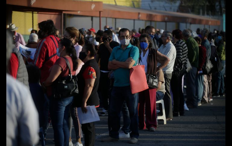 Fila en el punto de inmunización del Auditorio Benito Juárez. EL INFORMADOR / F. Atilano