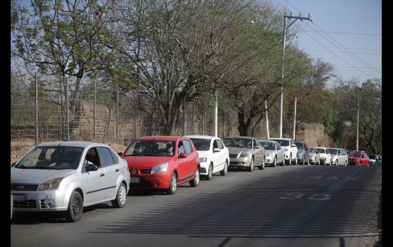 Vehículos formados para la aplicación de la vacuna vía Drive Thru, en el Centro Universitario de Ciencias Económico Administrativas (CUCEA). EL INFORMADOR / F. Atilano