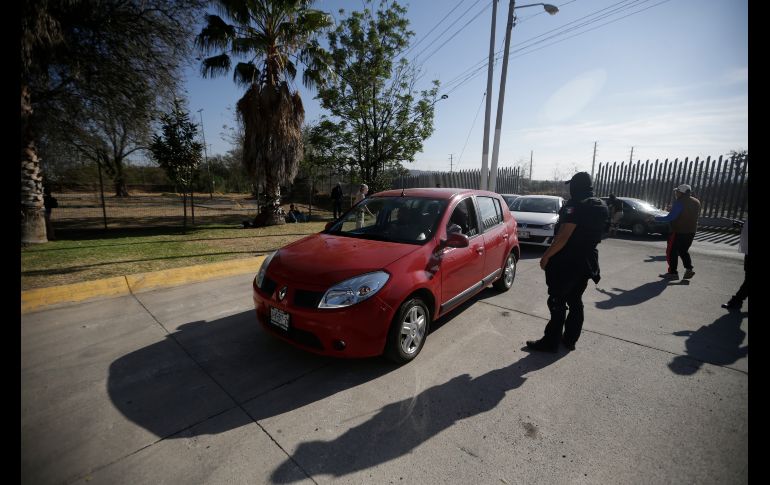 Autos entran al módulo Drive Thru del Centro Universitario de Ciencias Económico Administrativas (CUCEA). EL INFORMADOR / F. Atilano