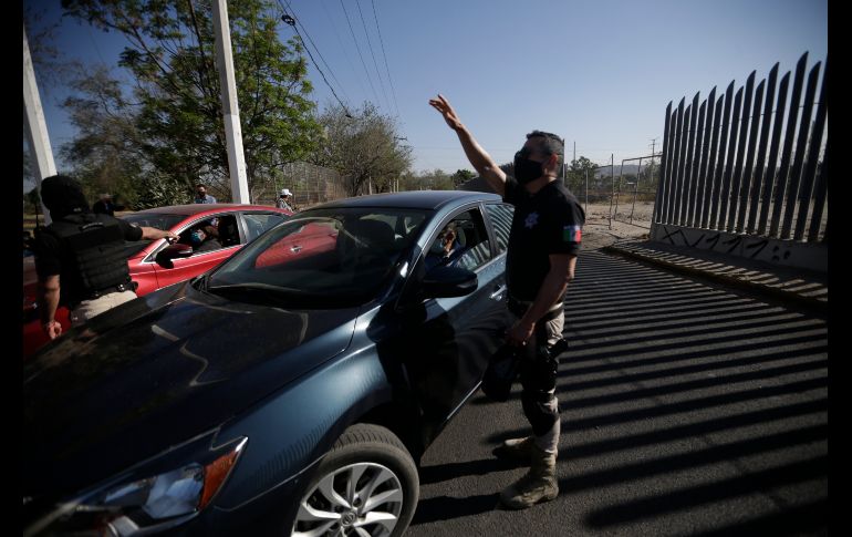 Autos entran al módulo Drive Thru del Centro Universitario de Ciencias Económico Administrativas (CUCEA). EL INFORMADOR / F. Atilano