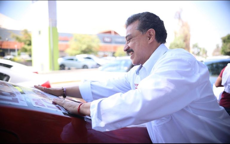 Lomelí Bolaños también participó en la pega de calcomanías en el cruce de las avenidas Circunvalación y Artesanos. ESPECIAL