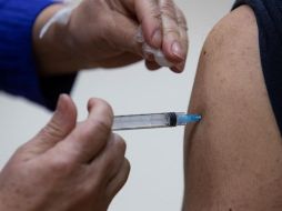 Los jóvenes de 16 o 17 años de edad solamente podrán recibir la vacuna de Pfizer-BioNTech. EFE/A. Valdés