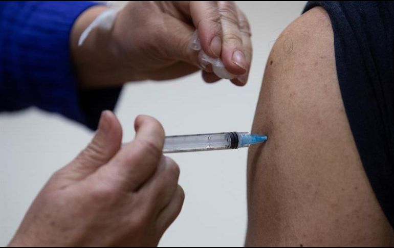 Los jóvenes de 16 o 17 años de edad solamente podrán recibir la vacuna de Pfizer-BioNTech. EFE/A. Valdés