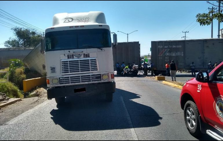 Presuntamente el conductor del vehículo de carga intentó ganarle el paso al tren y este lo impactó en la caja seca. ESPECIAL