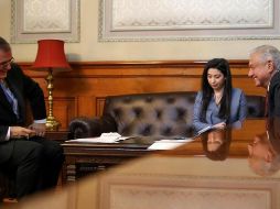 El Presidente Andrés Manuel López Obrador, acompañado del canciller, Marcelo Ebrard (i), sostiene la conversación telefónica con la vicepresidenta de EU, Kamala Harris. EFE/Presidencia de México