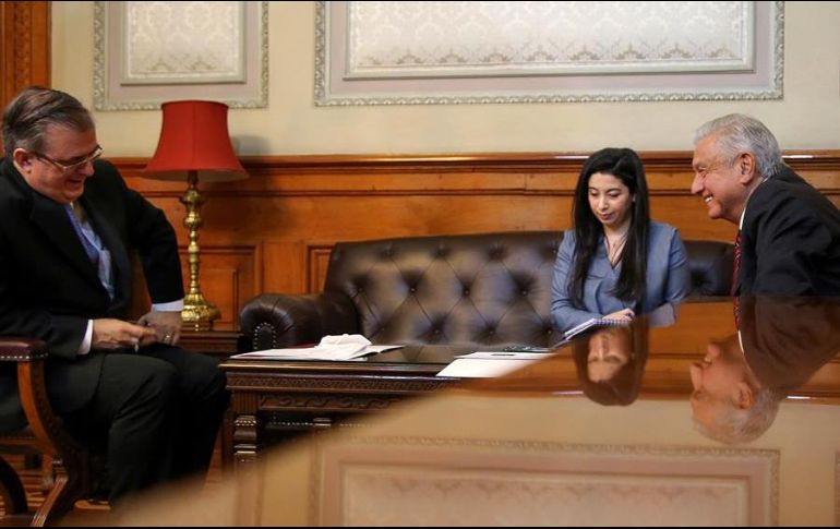 El Presidente Andrés Manuel López Obrador, acompañado del canciller, Marcelo Ebrard (i), sostiene la conversación telefónica con la vicepresidenta de EU, Kamala Harris. EFE/Presidencia de México