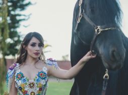 Dalia Haro. La cantante tuvo que aprender a montar para el video de “Una parte de mí”. ESPECIAL