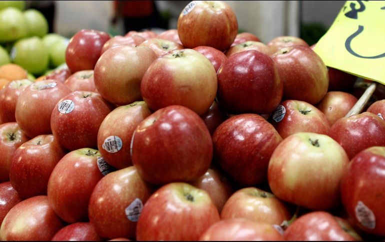 En los últimos días, se esparció el rumor de que las etiquetas de las frutas son comestibles; no obstante, aquí te contamos la verdad detrás de esta afirmación. EL INFORMADOR / ARCHIVO