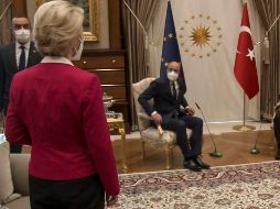 Erdogan (d) recibió a Von der Leyen (i) en el complejo presidencial de Ankara, Turquía, sin una silla reservada paraella.
