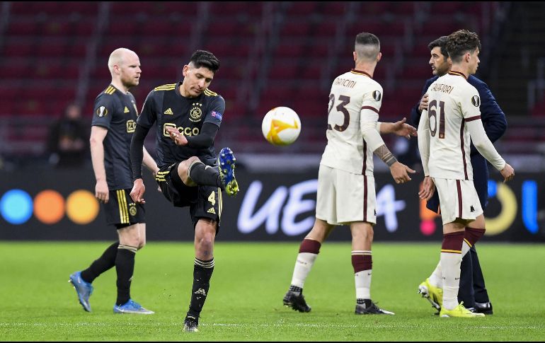 Edson Álvarez (izquierda) estuvo en el 11 inicial durante el encuentro de ayer. AFP/J. Thys