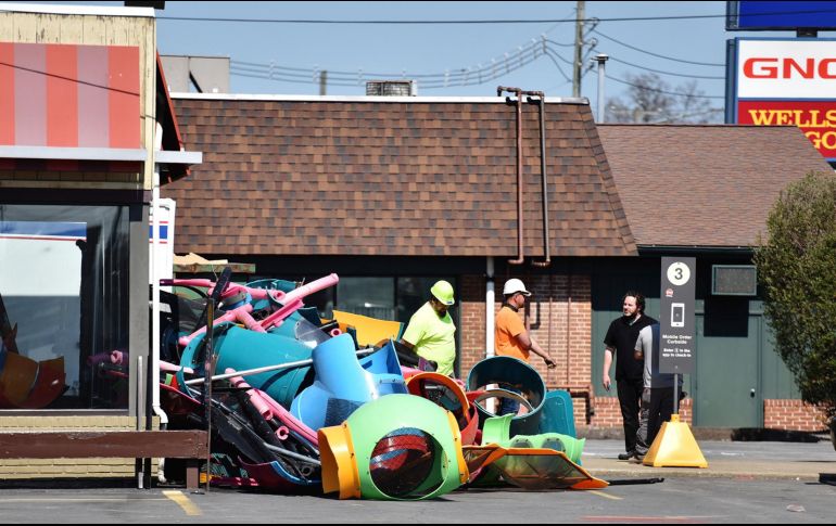 Walmart aumentó sus ventas por Internet durante el año de pandemia y ofrece recogida de productos en sus estacionamientos, lo que ha afectado negativamente a las ventas de McDonald's y otros restaurantes integrados. AP/ S. McKeag