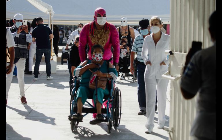 Desde las 09:30 de la mañana 10 luchadores, técnicos y rudos, y un réferi llegaron al módulo ubicado en el Auditorio Benito Juárez en Zapopan. EL INFORMADOR / G. Gallo