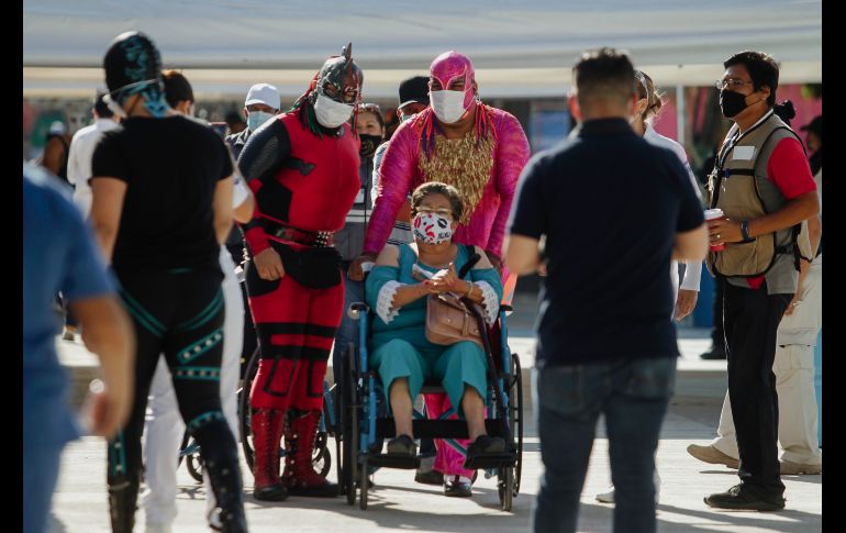Desde las 09:30 de la mañana 10 luchadores, técnicos y rudos, y un réferi llegaron al módulo ubicado en el Auditorio Benito Juárez en Zapopan. EL INFORMADOR / G. Gallo