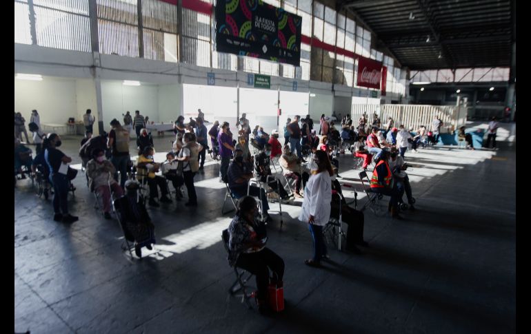 Desde las 09:30 de la mañana 10 luchadores, técnicos y rudos, y un réferi llegaron al módulo ubicado en el Auditorio Benito Juárez en Zapopan. EL INFORMADOR / G. Gallo