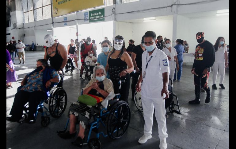 Desde las 09:30 de la mañana 10 luchadores, técnicos y rudos, y un réferi llegaron al módulo ubicado en el Auditorio Benito Juárez en Zapopan. EL INFORMADOR / G. Gallo