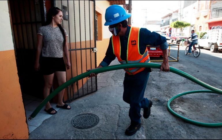 Algunas colonias aún tienen suministro rotatorio que complementan con pipas y cisternas. ESPECIAL / SIAPA
