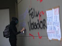 Activistas protestan frente al Tribunal Electoral del Poder Judicial de la Federación para exigir que no se le restituya la candidatura a Félix Salgado Macedonio. EFE/S. Gutiérrez