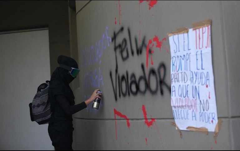 Activistas protestan frente al Tribunal Electoral del Poder Judicial de la Federación para exigir que no se le restituya la candidatura a Félix Salgado Macedonio. EFE/S. Gutiérrez