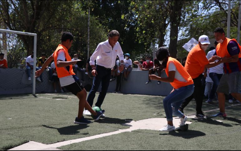 El candidato se tomó tiempo para jugar una 