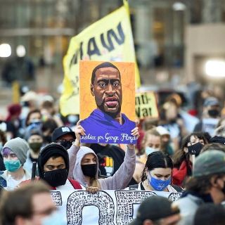 George Floyd murió por violencia en su detención, asegura el forense