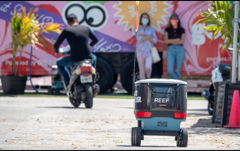 Uno de los vehículos que entregan alimentos a domicilio. El cliente sólo puede abrir la caja mediante el uso de un código. EFE/C. Herrera-Ulashkevich