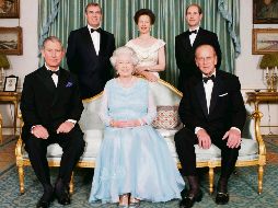 Príncipe Felipe. El monarca en compañía de su esposa, la reina Isabel II, y sus hijos. EFE