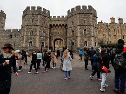 A pesar de que la Casa Real y el gobierno han pedido que se eviten las concentraciones, debido a las restricciones por COVID-19, algunos ciudadanos han acudido a las puertas del castillo de Windsor para depositar ofrendas florales. AP / F. Augstein
