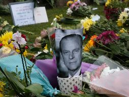 Algunas ofrendas florales son colocadas fuera del castillo de Windsor, junto a un retrato del duque de Edimburgo. AP / F. Augstein