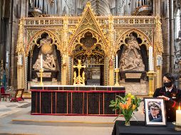 Una fotografía del príncipe Felipe, duque de Edimburgo, es colocado al interior de la Abadía de Westminster. AP / D. Lipinski