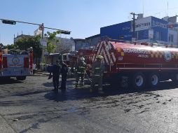 Fue poco antes de las diez de la mañana cuando se enviaron pipas y motobombas al cruce de Tonaltecas y López Cotilla. ESPECIAL