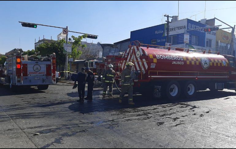 Fue poco antes de las diez de la mañana cuando se enviaron pipas y motobombas al cruce de Tonaltecas y López Cotilla. ESPECIAL