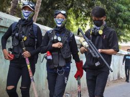 Integrantes de una de las guerrillas rebeldes al régimen impuesto por la Junta Militar en Birmania recorren las calles. EFE